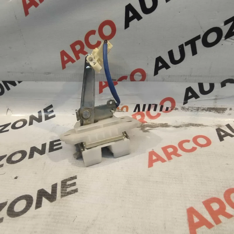 DOOR LATCH MARUTI SUZUKI WAGONR 2006 MODEL