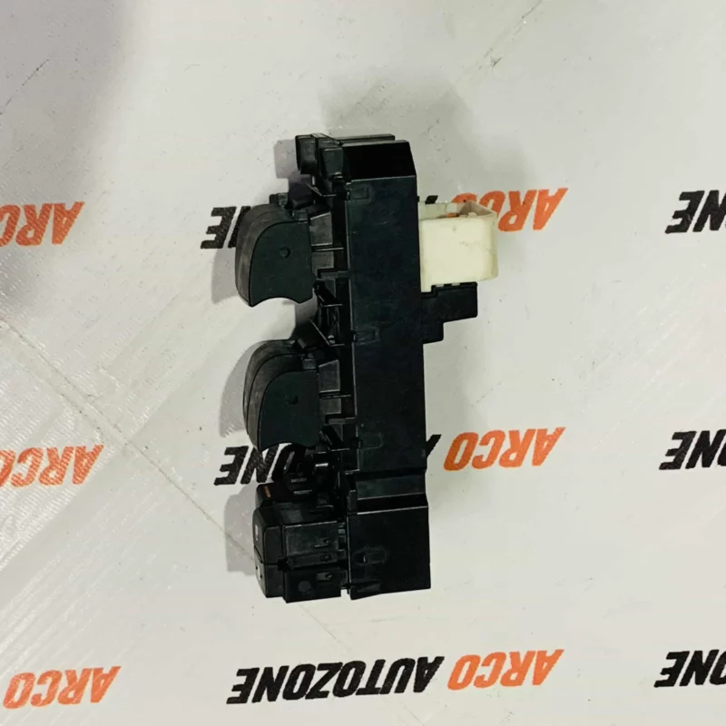 TOYOTA FORTUNER 2018 WINDOW SWITCH MAIN - Image 3