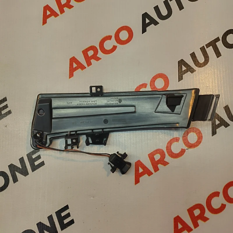 MERCEDES W204 SIDE GLASS INDICATOR RIGHT SIDE - Image 3