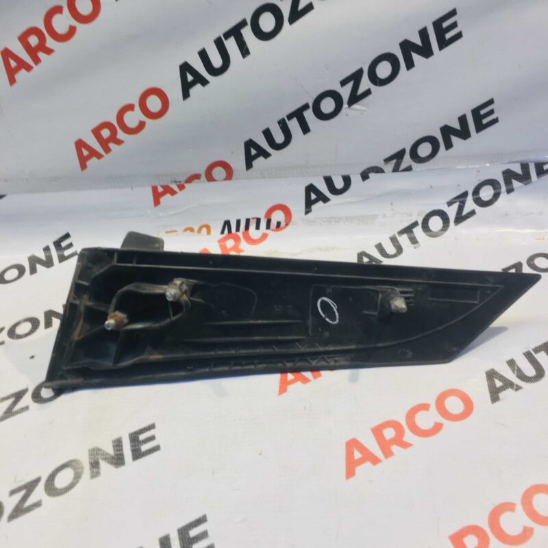SIDE GLASS BRACKET LEFT HAND TOYOTA INNOVA IMPORTED NE - Image 2